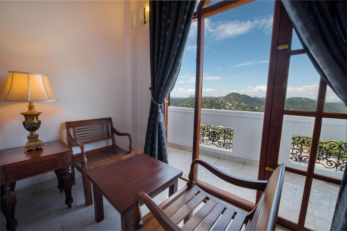 Hotel Ceylon Breeze Kandy Esterno foto
