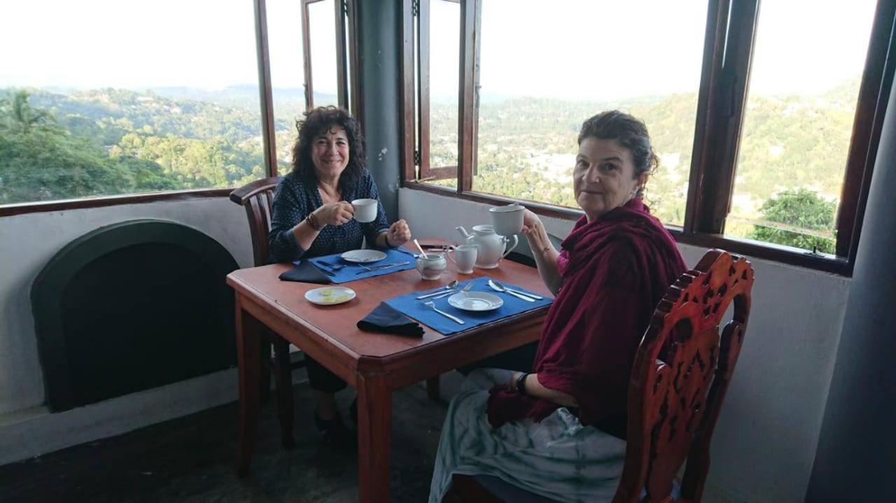 Hotel Ceylon Breeze Kandy Esterno foto