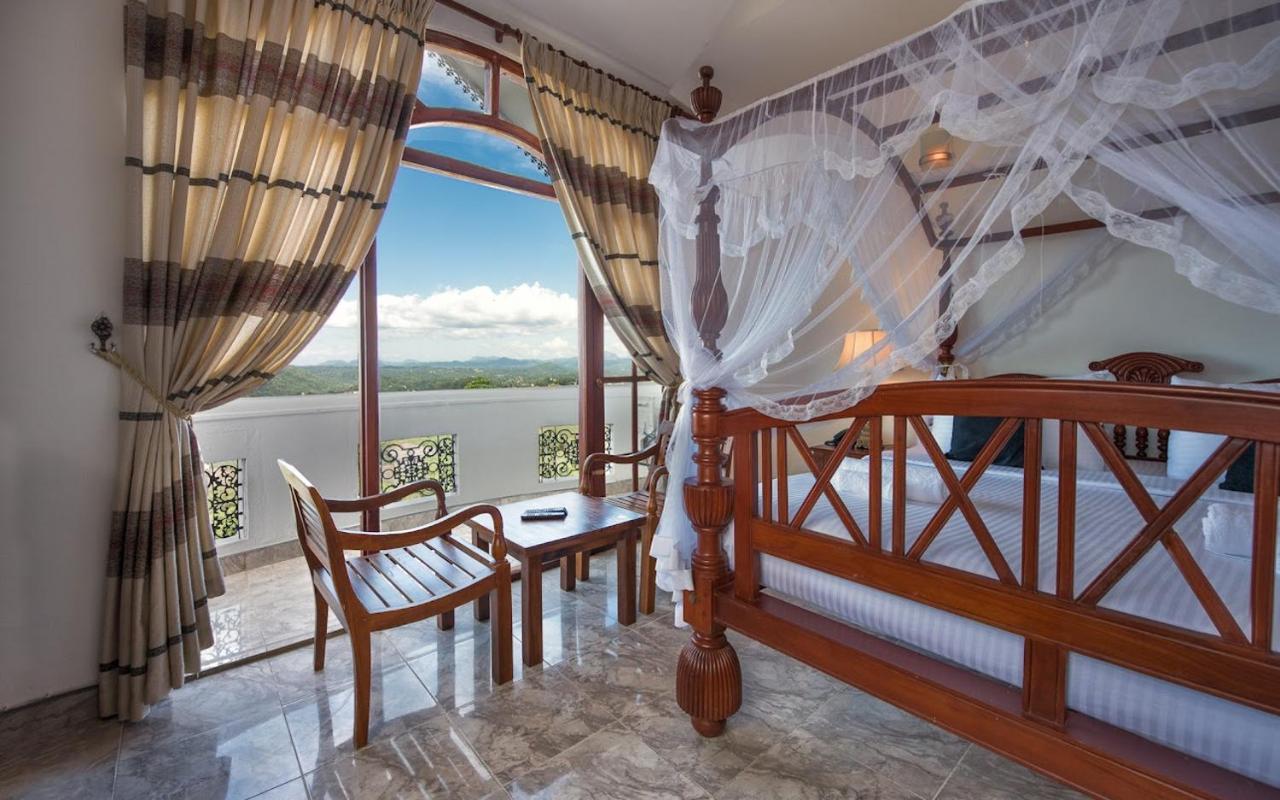 Hotel Ceylon Breeze Kandy Esterno foto