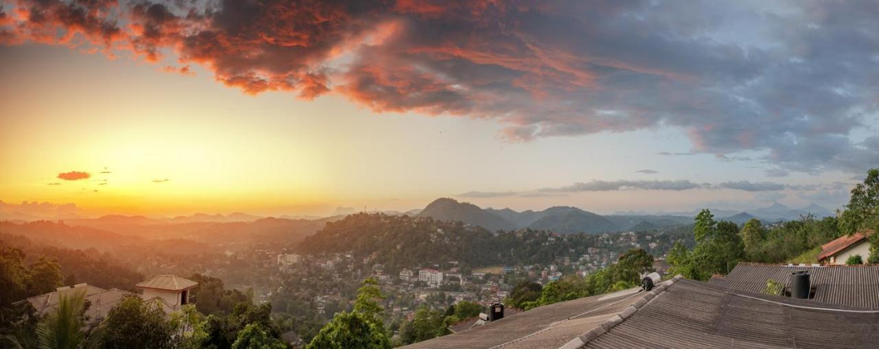 Hotel Ceylon Breeze Kandy Esterno foto
