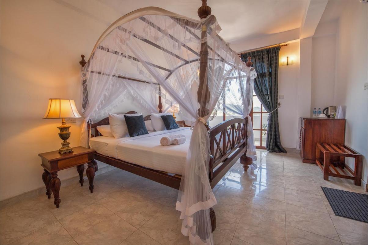 Hotel Ceylon Breeze Kandy Esterno foto