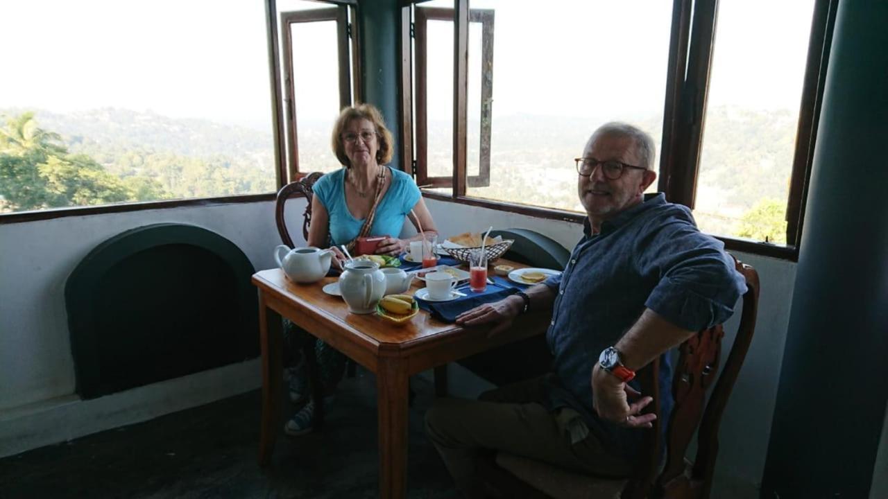 Hotel Ceylon Breeze Kandy Esterno foto