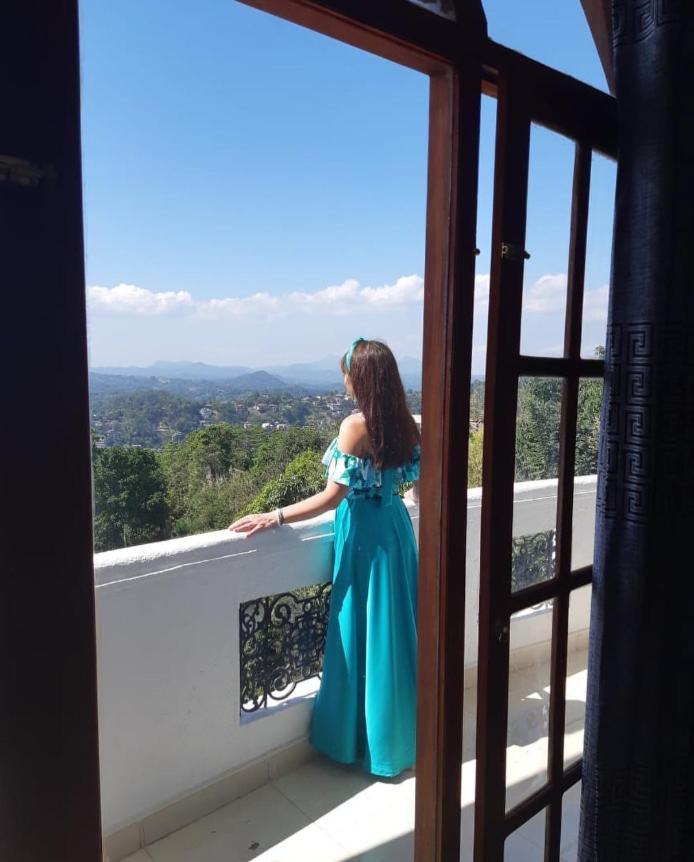 Hotel Ceylon Breeze Kandy Esterno foto