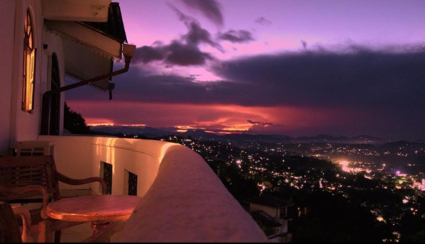 Hotel Ceylon Breeze Kandy Esterno foto