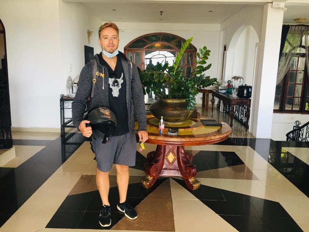 Hotel Ceylon Breeze Kandy Esterno foto