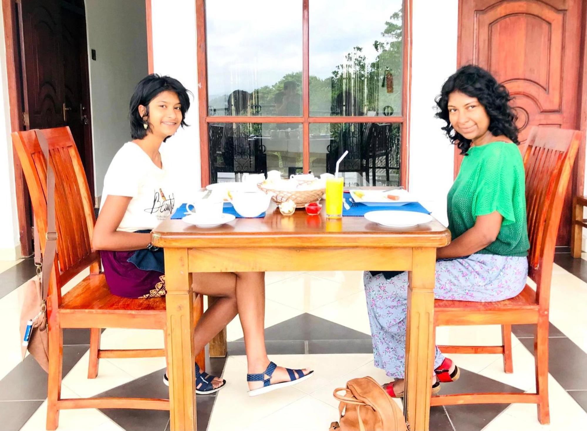 Hotel Ceylon Breeze Kandy Esterno foto